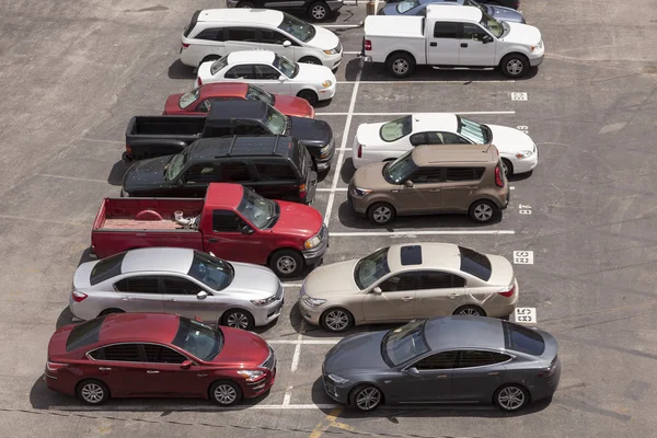 Автомобили на парковке — стоковое фото