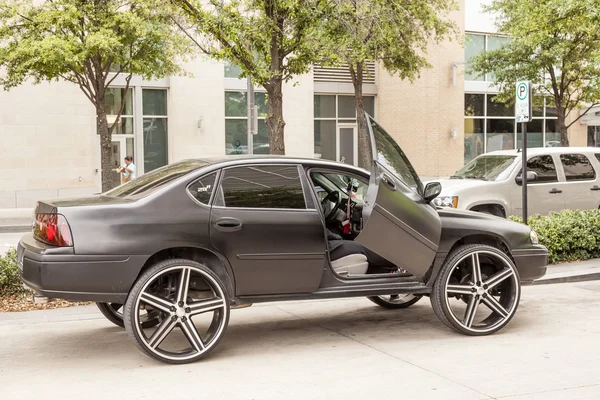 Chevrolet Impala on 28 Inch Wheels — Stock Photo, Image