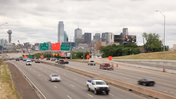 Skyline de Dallas con una carretera en primer plano, Texas — Vídeo de stock