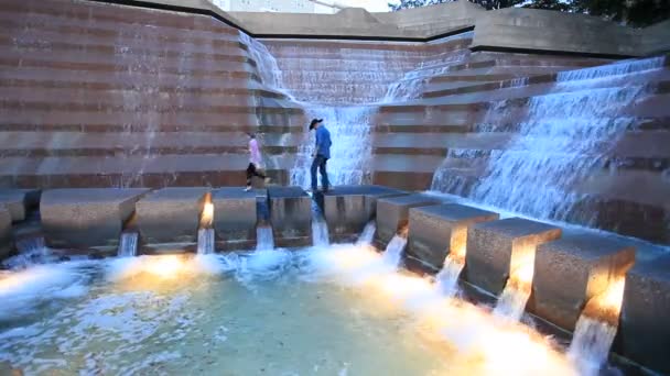 Vatten trädgårdar vattenfall i Fort Worth, Texas — Stockvideo