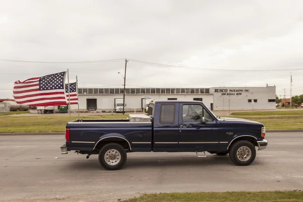 Ford F-150 pick-up truck met Amerikaanse vlaggen — Stockfoto