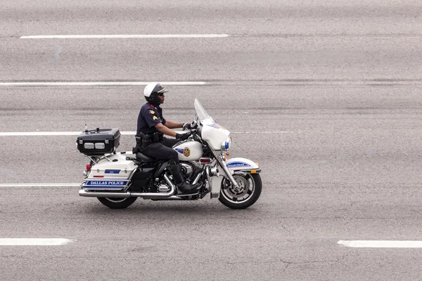 Polizist auf Motorrad — Stockfoto