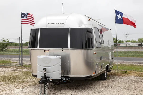 Přívěs s Airstream u dealerství v USA — Stock fotografie