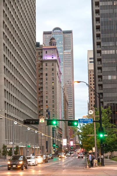 Straat in het centrum van Dallas in de schemering — Stockfoto