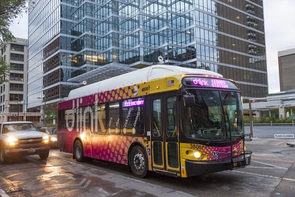 Městský autobus v Dallasu ve městě Texas — Stock fotografie