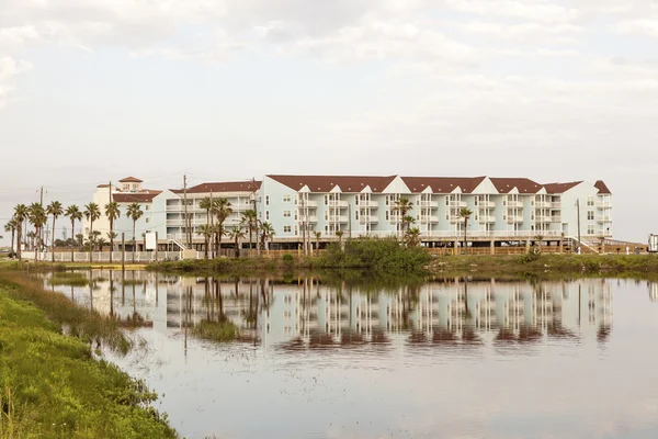 Edificio de apartamentos en la costa del Golfo de México en Texas — Foto de Stock