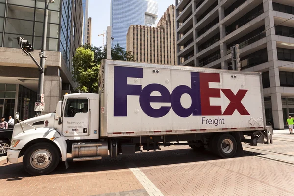 FedEx Truck i Houston Downtown, Texas — Stockfoto