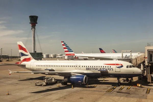 British Airways letadla na letišti Londýn Heathrow — Stock fotografie