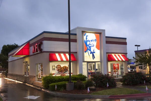 Kentucky Fried Chicken Restaurant à noite — Fotografia de Stock