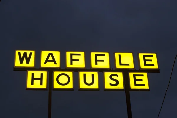 Waffle House Logosu gece — Stok fotoğraf