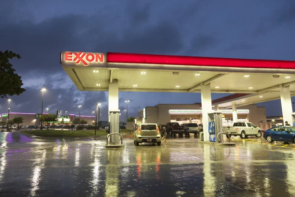 Posto de gasolina Exxon à noite — Fotografia de Stock