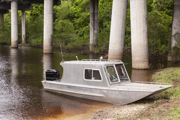 Barca da pesca nella palude della Louisiana — Foto Stock