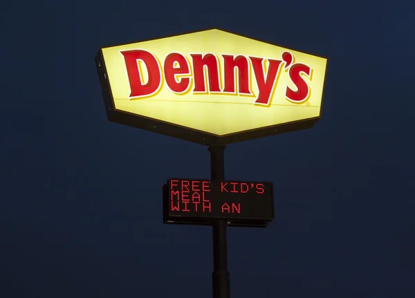 Dennys Logo in der Nacht beleuchtet — Stockfoto