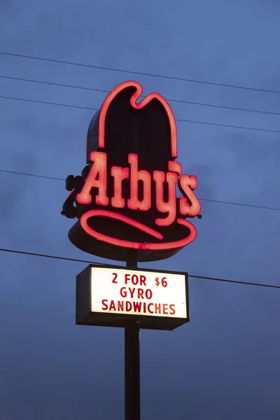 Arbys Logo in der Nacht beleuchtet — Stockfoto