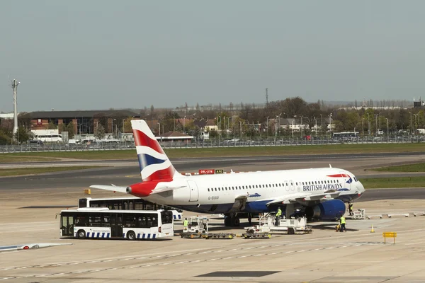 ロンドン ・ ヒースロー空港のブリティッシュ ・ エアウェイズのエアバス A320 — ストック写真