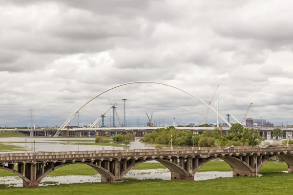 Broar över floden Trinity i Dallas, Texas — Stockfoto