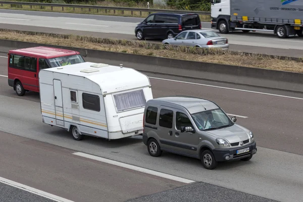 Renault Kangoo rebocando uma caravana — Fotografia de Stock