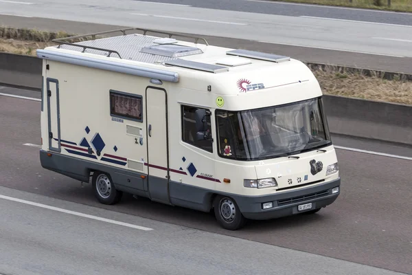 Pojazd rekreacyjny na autostradzie — Zdjęcie stockowe