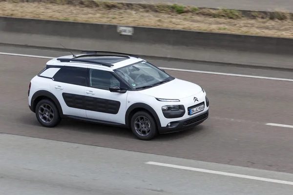 Citroen Cactus na drodze — Zdjęcie stockowe