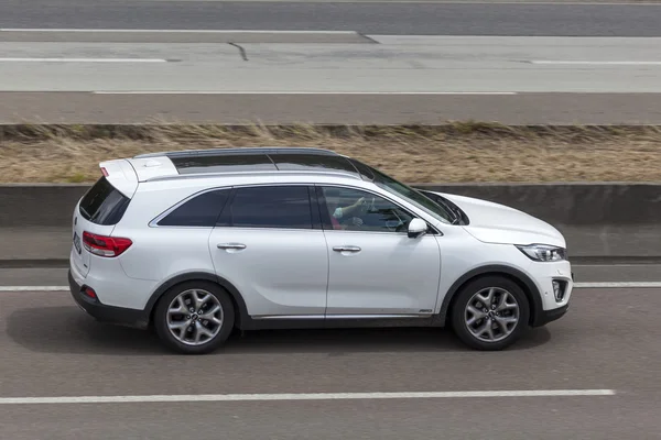 Kia Sorento SUV na drodze — Zdjęcie stockowe