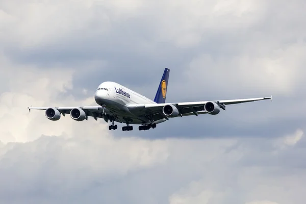 Samolot pasażerski Lufthansy Airbus A380 — Zdjęcie stockowe