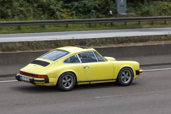 Porsche 911 på vej - Stock-foto