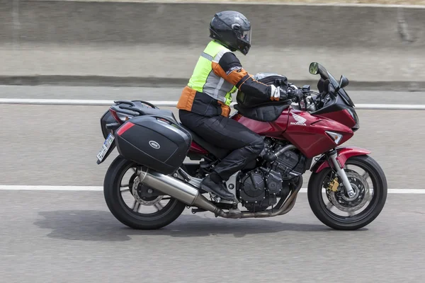 Мотоциклист на мотоцикле Honda — стоковое фото