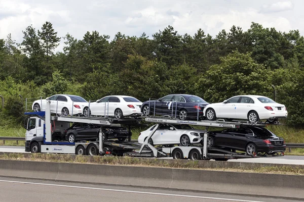 Transporteur automobile sur l'autoroute — Photo