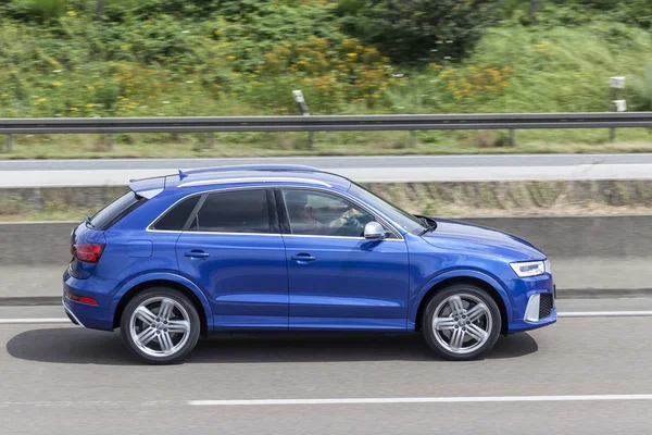 Niebieski Audi Q3 na drodze — Zdjęcie stockowe