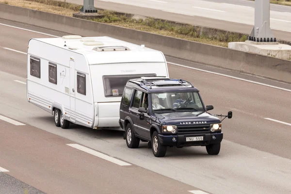 Land Rover Discovery holowanie przyczepy kempingowej — Zdjęcie stockowe