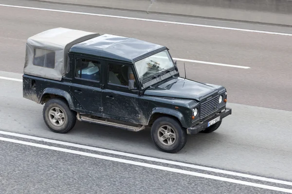 Land Rover Defender na silnici — Stock fotografie