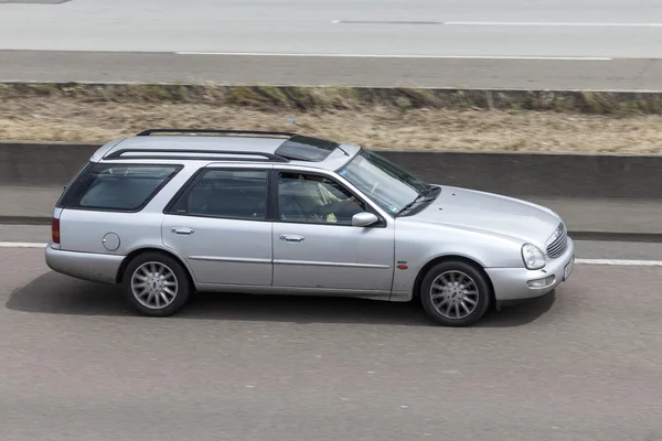 Ford Scorpio immobilier sur la route — Photo