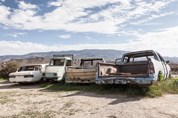 Alte, verlassene Autos — Stockfoto