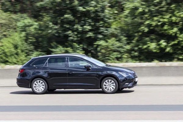 Seat Leon ST en la carretera — Foto de Stock