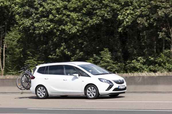 Opel Zafira Mpv Compact na drodze — Zdjęcie stockowe