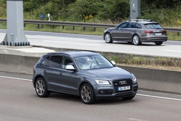 Audi Sq5 Suv na drodze — Zdjęcie stockowe