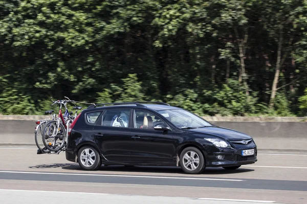 Hyundai i30 Toyota на дороге — стоковое фото