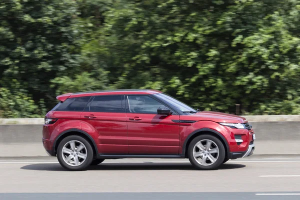 Range Rover Evoque na drodze — Zdjęcie stockowe