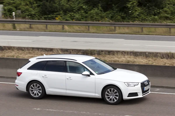 Audi A6 kombi na drodze — Zdjęcie stockowe