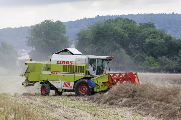 Mähdrescher auf dem Feld — Stockfoto