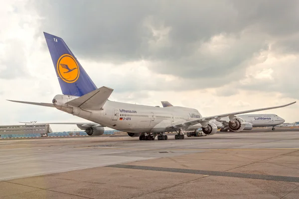 Αεροπλάνα της Lufthansa στο αεροδρόμιο — Φωτογραφία Αρχείου