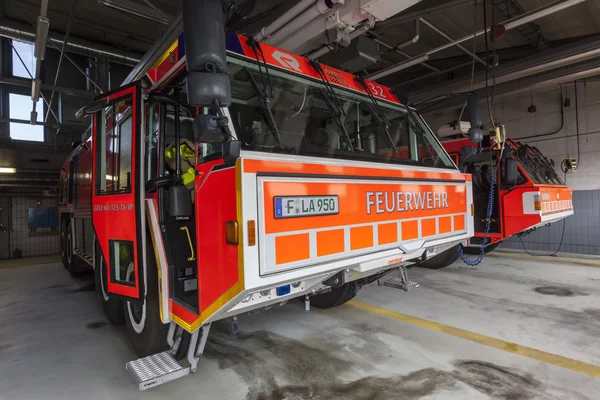 Feuerwehrfahrzeuge am Flughafen — Stockfoto