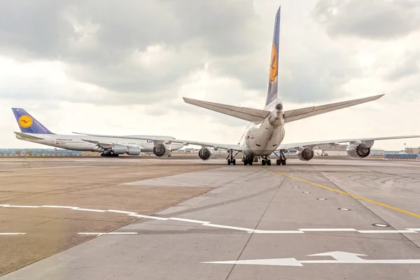 Lufthansa-Flugzeuge am Flughafen — Stockfoto