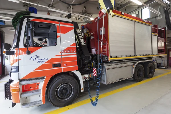 Camion de pompiers à l'aéroport — Photo