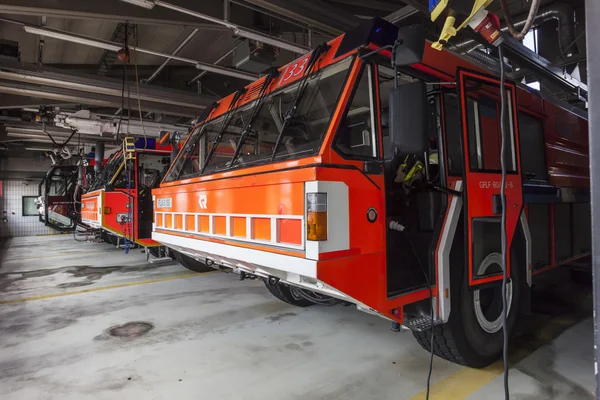 Camions de pompiers à l'aéroport — Photo