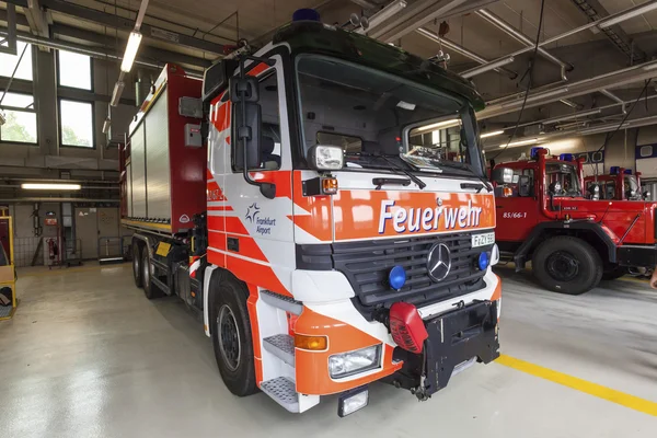 Feuerwehrfahrzeuge am Flughafen — Stockfoto