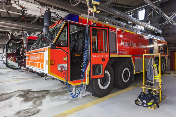 Camiones de bomberos en el aeropuerto —  Fotos de Stock