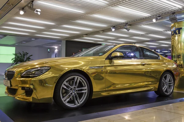 BMW dourado no aeroporto de Frankfurt — Fotografia de Stock