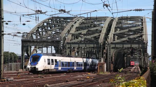 Tren en el puente Hohenzollern en Colonia, Alemania — Vídeos de Stock