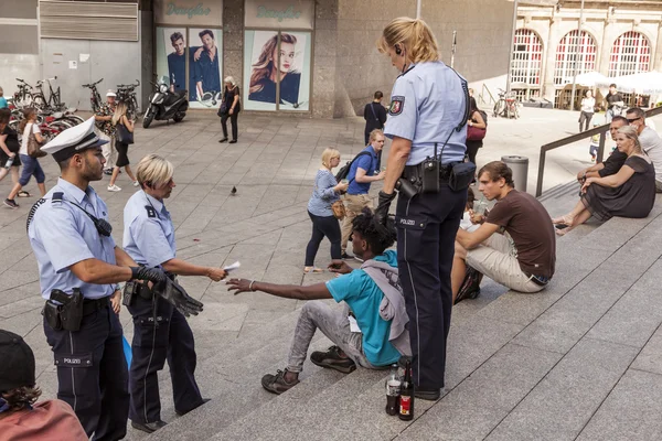 Police officers check a refugee in Cologne, Germany — Stock Photo, Image